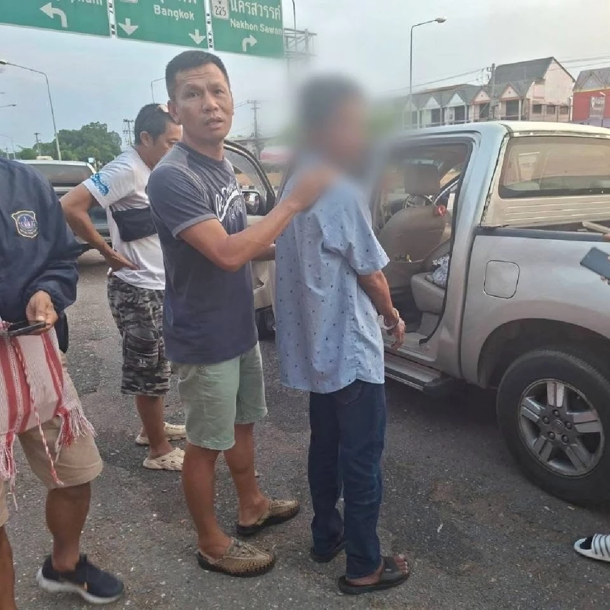 สกัดจับ! กระบะดัดแปลง ซุกยาบ้า 500,000 เม็ด เตรียมส่งใต้