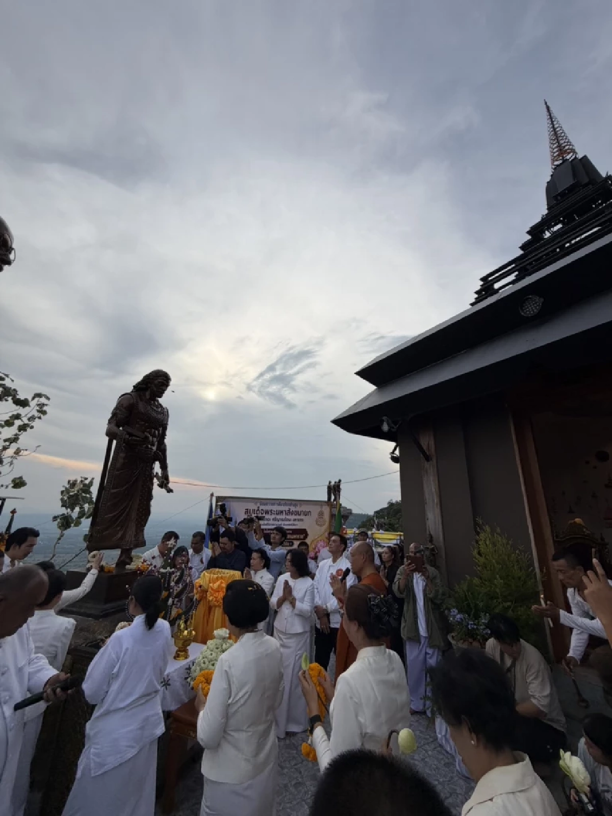 สังฆราชศรีลังกา เสด็จสมโภช "พระเจ้าอโศกมหาราช" ยอดภูผาสูง