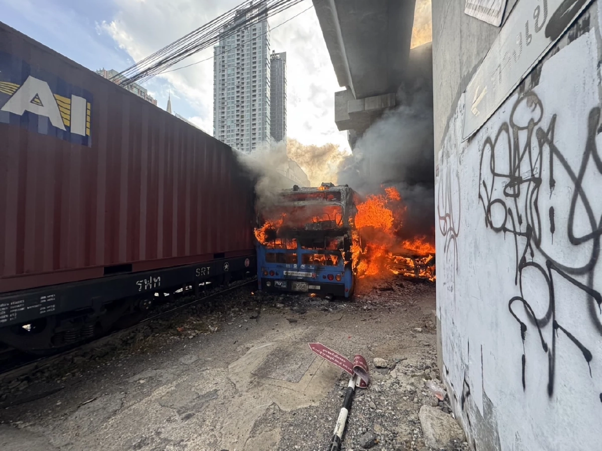 อุบัติเหตุเพลิงไหม้ รถไฟชนรถเมล์ ใกล้แอร์พอร์ตเรลลิ้งค์ ดับแล้ว 8 ราย