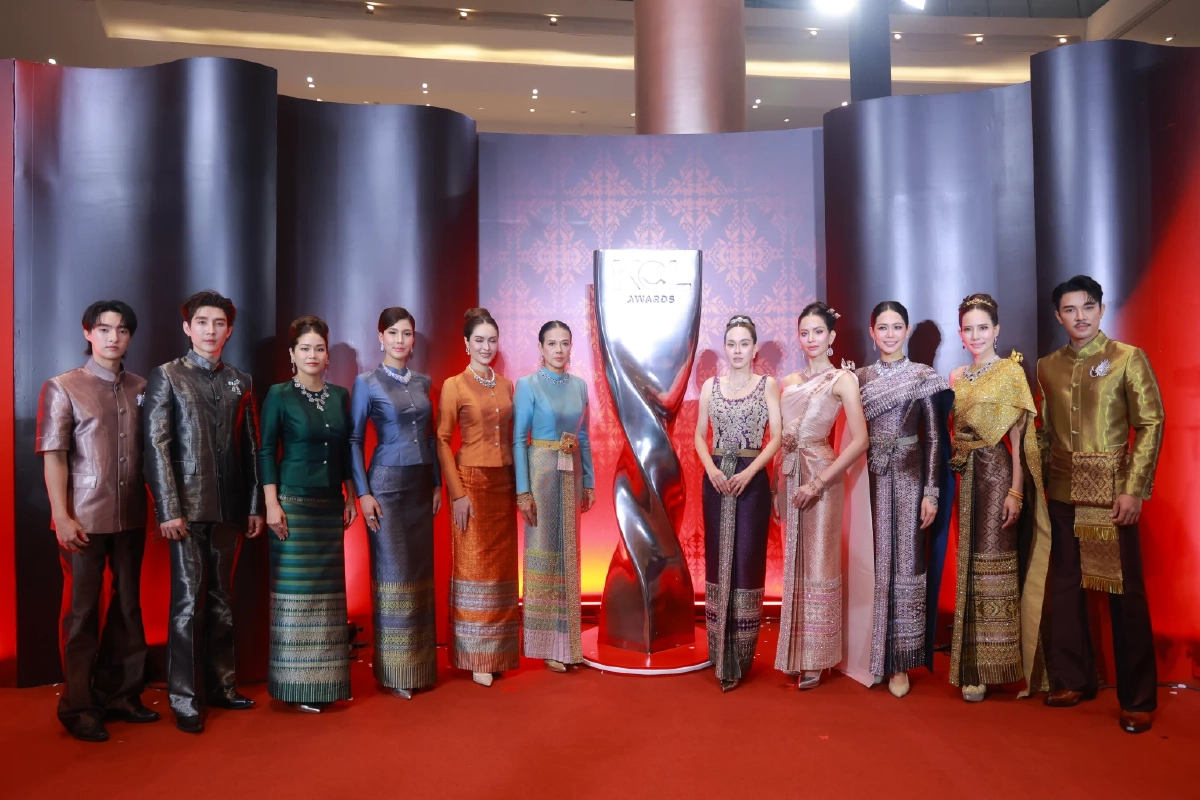 สะกดทุกสาย  ‘ชุดไทยพระราชนิยม’ บนพรมแดง คมชัดลึกอวอร์ด ครั้งที่ 22