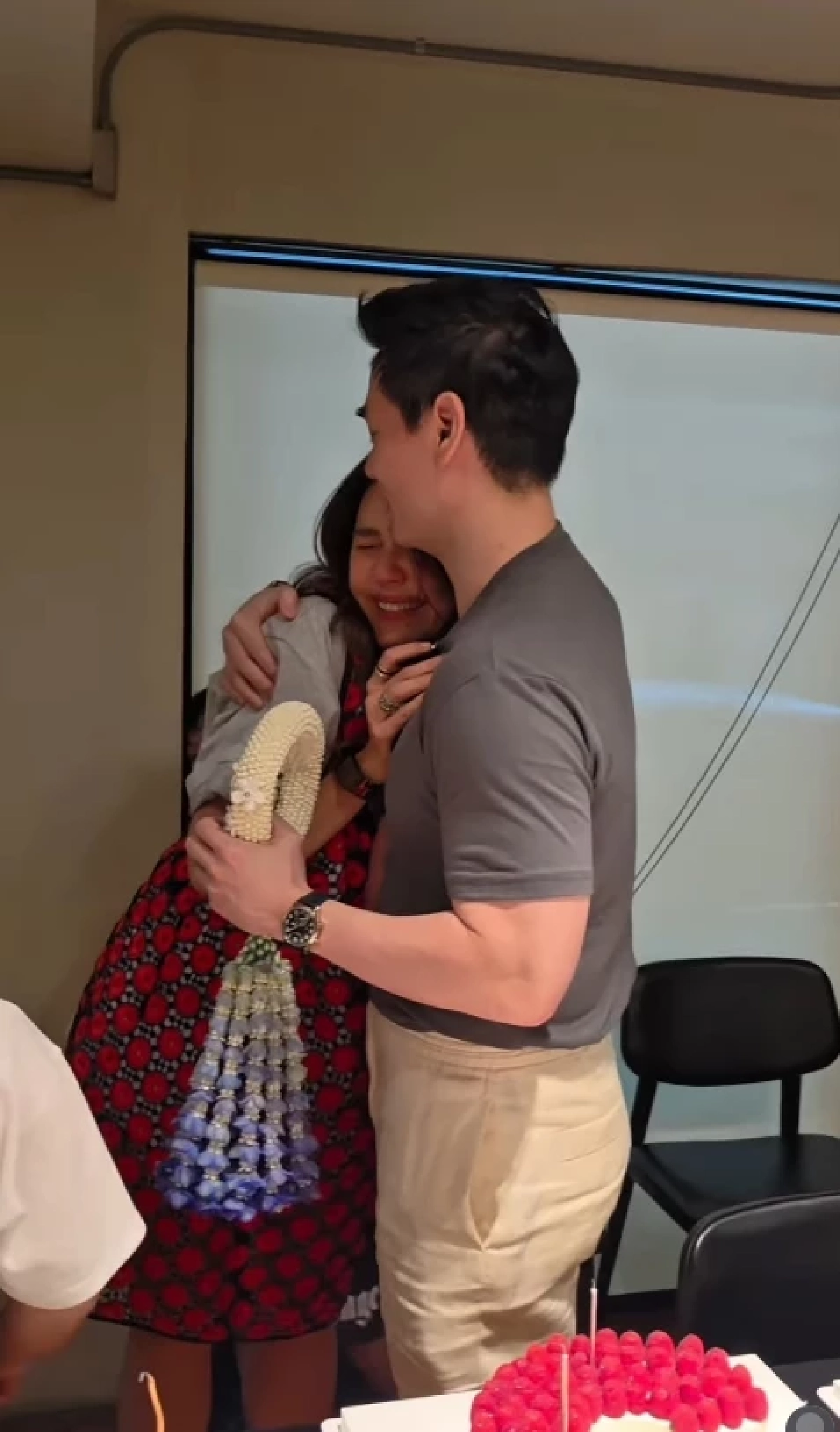 "ชมพู่ อารยา" น้ำตาแตก ในงานวันเกิด อายุ 45 ปี ขอบคุณแม่กับสามี