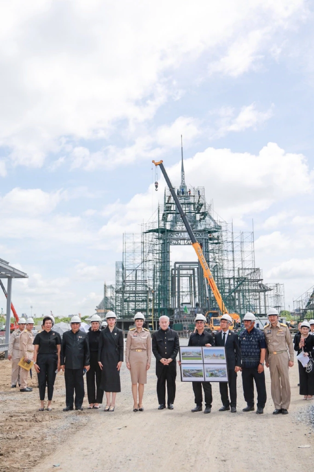 'รองนายกฯ' ลงพื้นที่สนามหลวง ติดตามความคืบหน้าสร้างพระเมรุมาศฯ