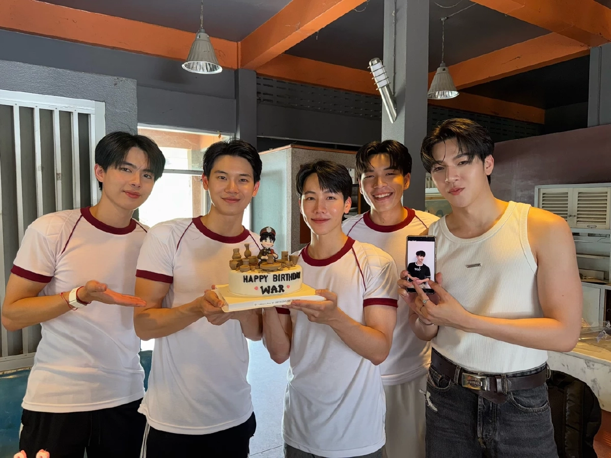 อบอุ่น! "วอร์ วนรัตน์" ฉลองวันเกิด 32 ปี กลางกองซีรีส์ "ที่รักสารวัตรเธียร์"