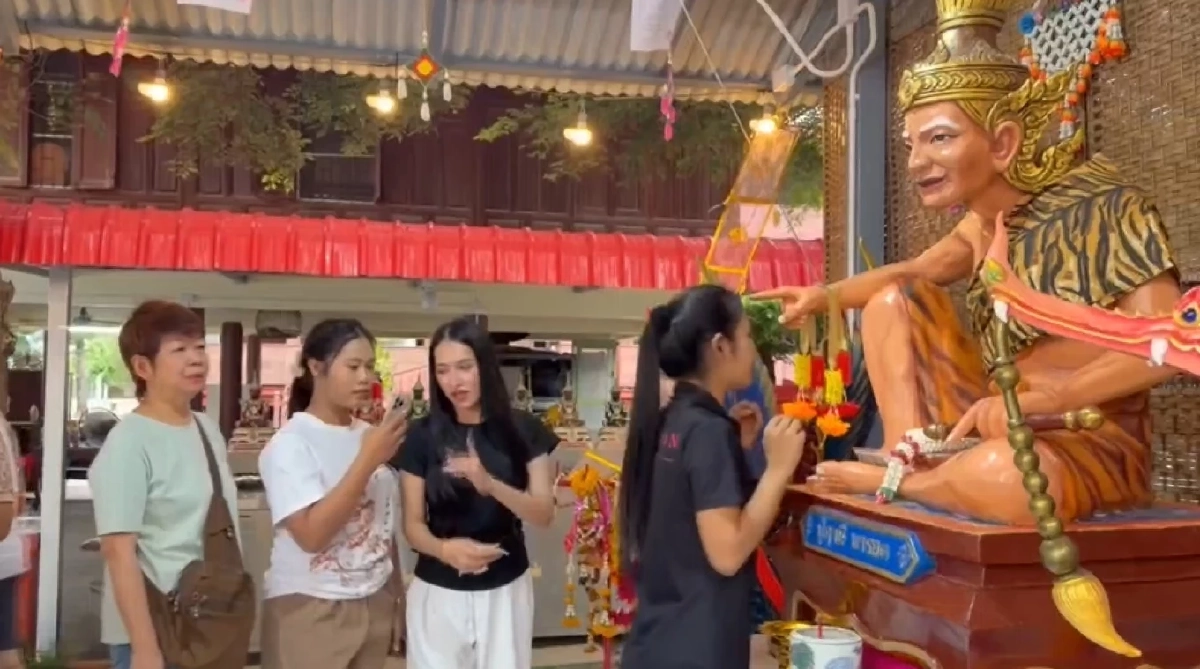 แห่ส่องเลขเด็ดพิธีใหญ่ "จันทร์ซ้อนจันทร์" นกบินล้อมร้องระงม