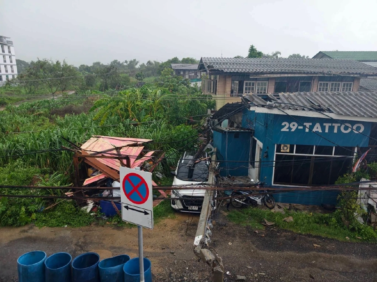 เสาไฟฟ้าล้มทับรถยนต์ ย่านฉลองกรุง จนท.เร่งช่วยเหลือคนเจ็บ