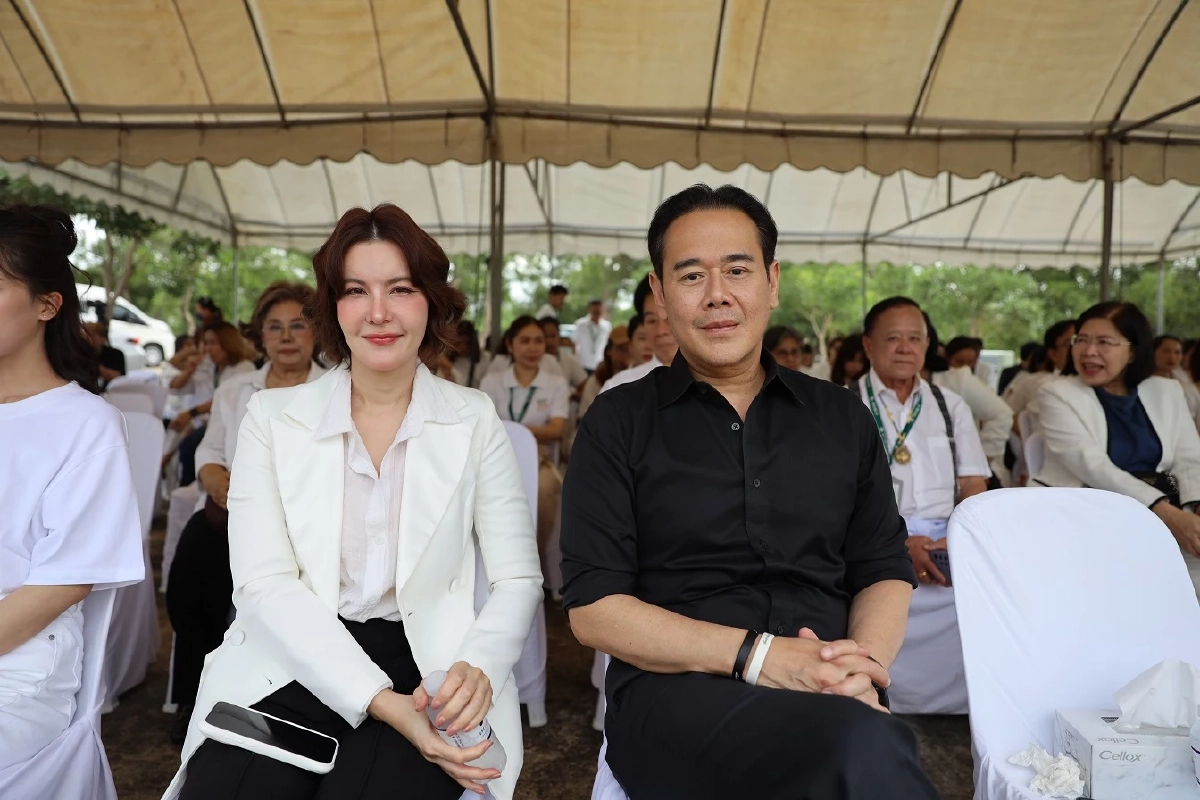 เรื่องย่อ "ล่ามสาวไทยกับหนุ่มจอมบงการ"  เอสเธอร์ ประกบ หวงจี้หยวน