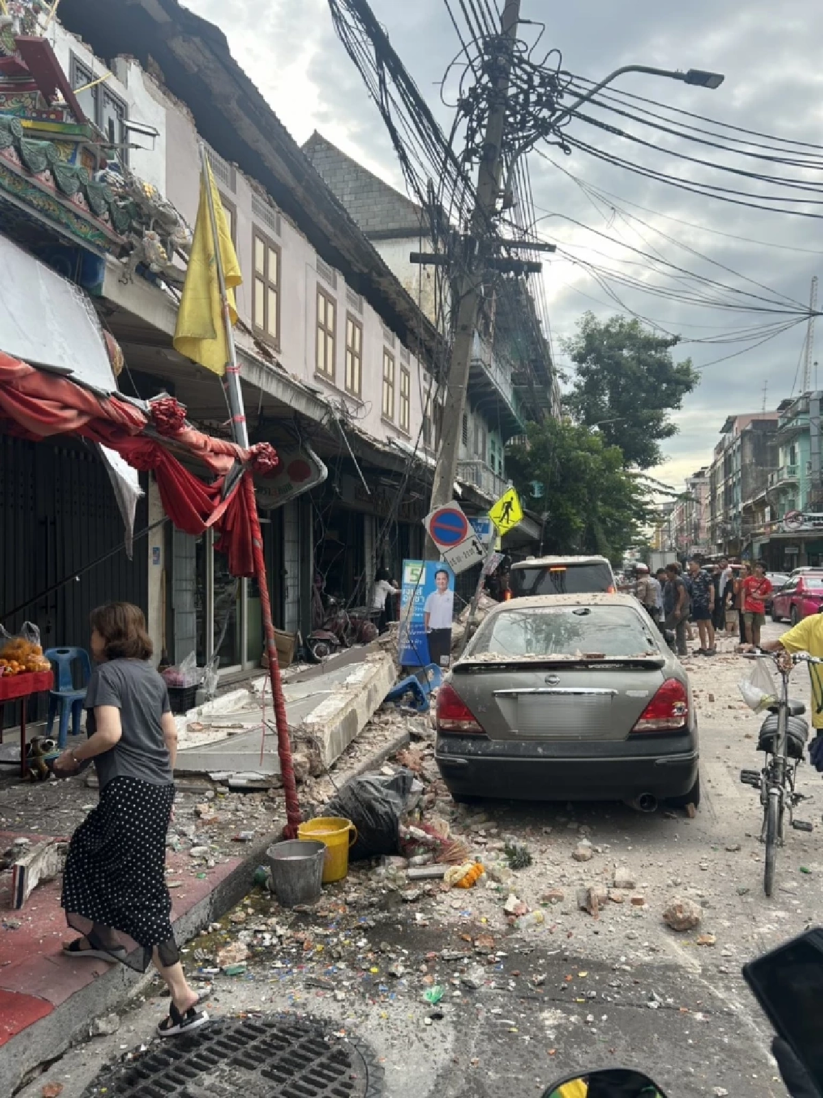 ด่วน! แผ่นปูนอาคารชั้น 2 ทรุดทับชาย 1 ราย ใกล้วัดไตรมิตรฯ ย่านเจริญกรุง
