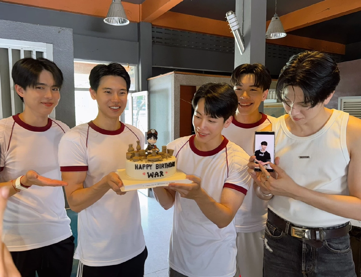 อบอุ่น! "วอร์ วนรัตน์" ฉลองวันเกิด 32 ปี กลางกองซีรีส์ "ที่รักสารวัตรเธียร์"