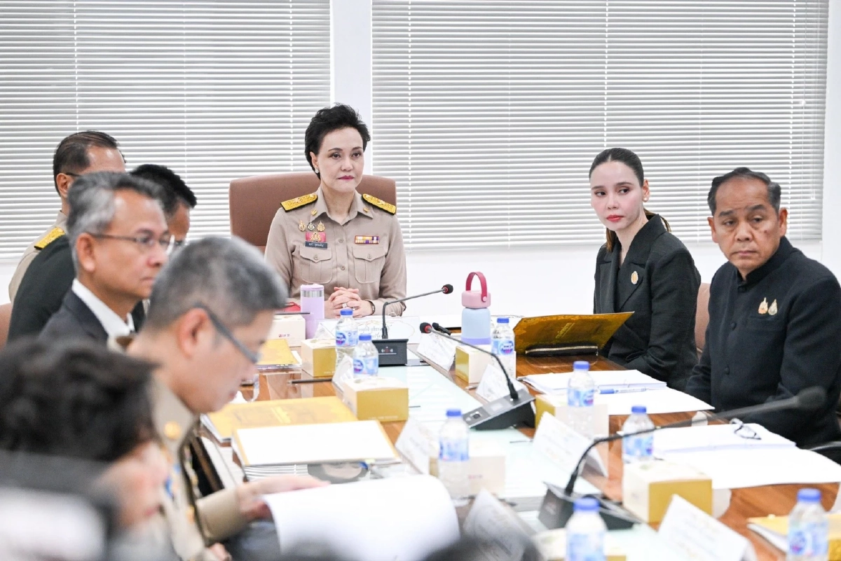 'รองนายกฯ' ลงพื้นที่สนามหลวง ติดตามความคืบหน้าสร้างพระเมรุมาศฯ