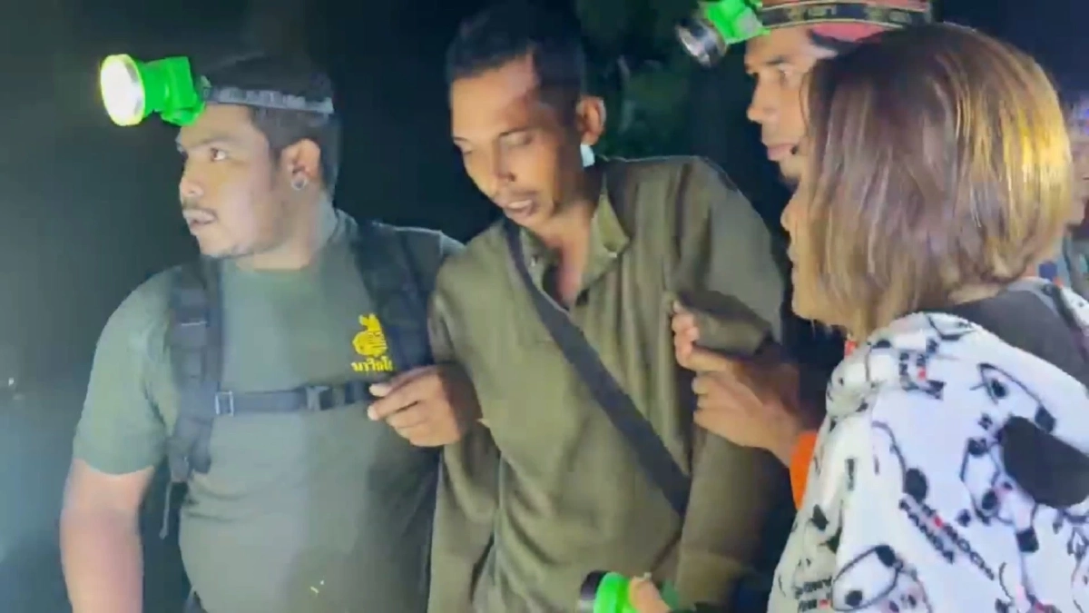 กู้ร่าง นทท. หลงป่า ลื่นตกผา เป้หนักกดๆ ติดซอกหิน ไกด์ ช็อก! ล้มฟุบ เร่งส่ง รพ.