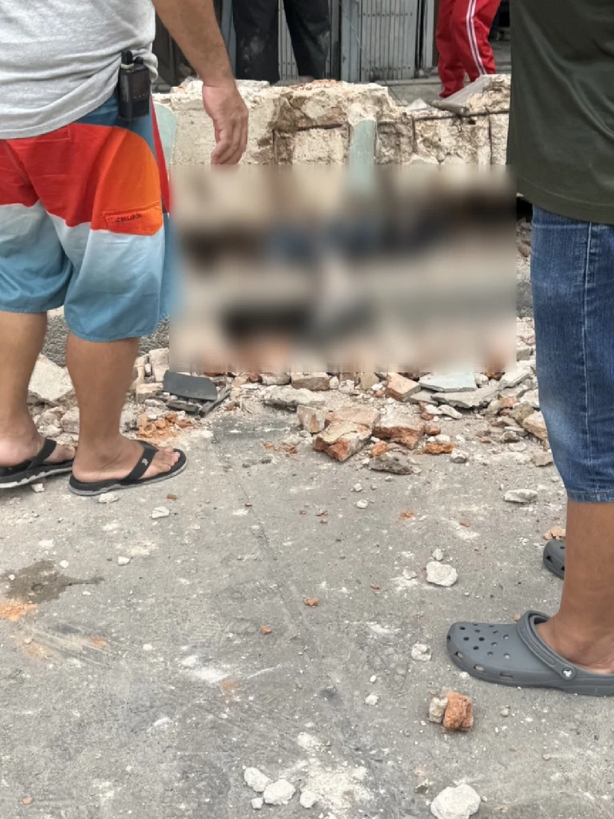 ด่วน! แผ่นปูนอาคารชั้น 2 ทรุดทับชาย 1 ราย ใกล้วัดไตรมิตรฯ ย่านเจริญกรุง