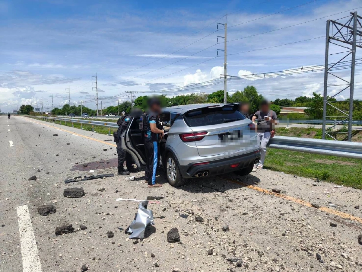 โปรดเลี่ยงเส้นทาง! คนร้ายลอบวางระเบิด แยกสะปอม นทท. เจ็บ 2 ราย