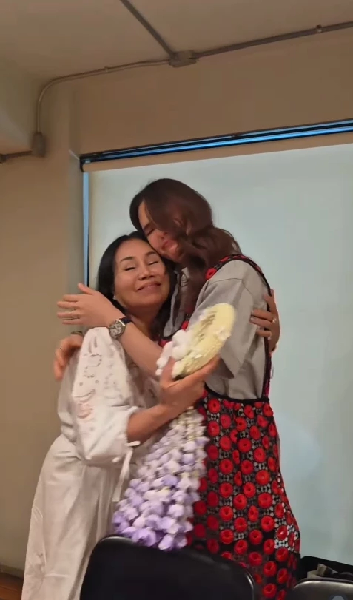 "ชมพู่ อารยา" น้ำตาแตก ในงานวันเกิด อายุ 45 ปี ขอบคุณแม่กับสามี