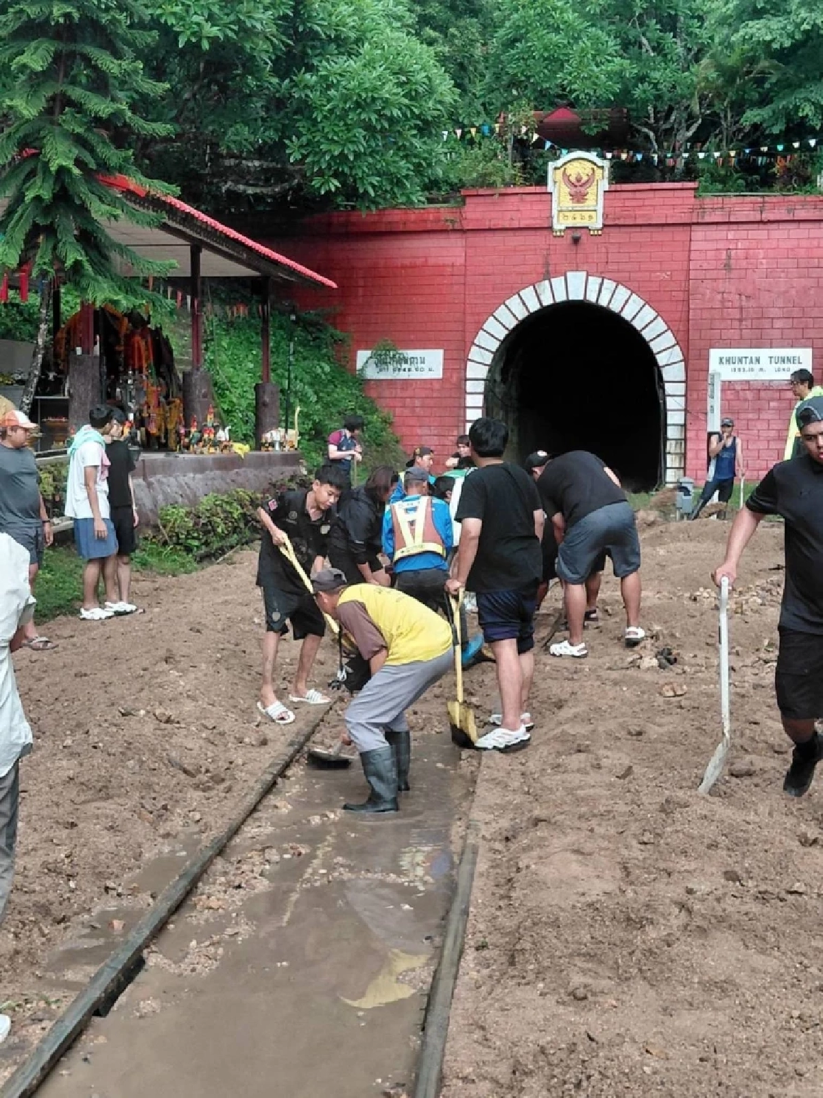 ฝนตกหนัก ดินสไลด์ แจ้งปิดทางทางรถไฟ ระว่างสถานี ขุนตาน - แม่ตานน้อย