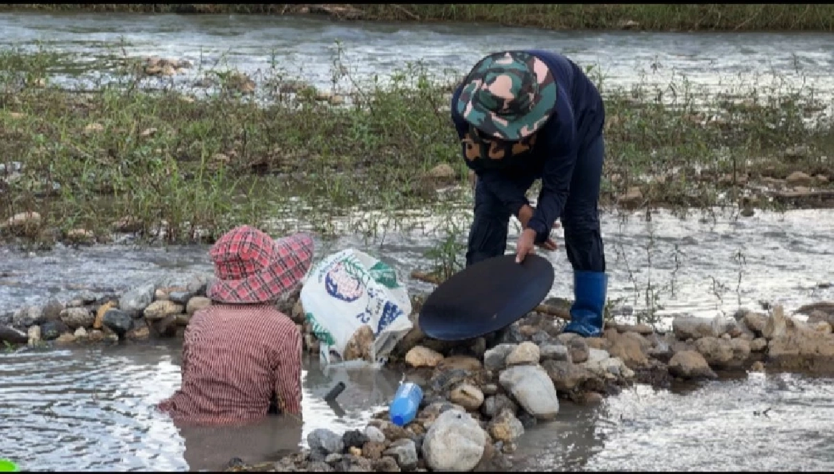 ชาวบ้านวังเหนือแห่ร่อน ‘เกล็ดทองคำ’ กลางแม่น้ำวัง ฟันรายได้เดือนละแสน