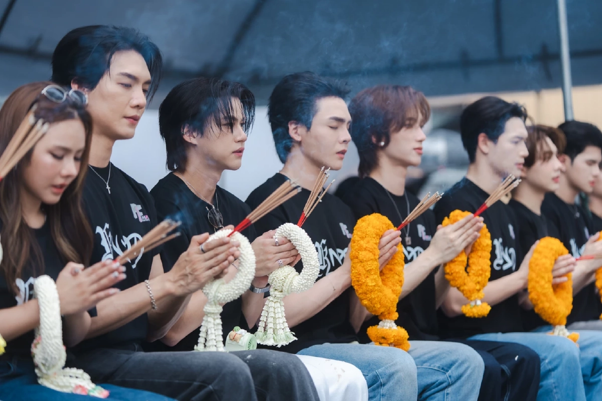 'โบ๊ท-โอ๊ต' นำทีมบวงสรวง KNOT เปิดจักรวาล Omegaverse ครั้งแรกของไทย