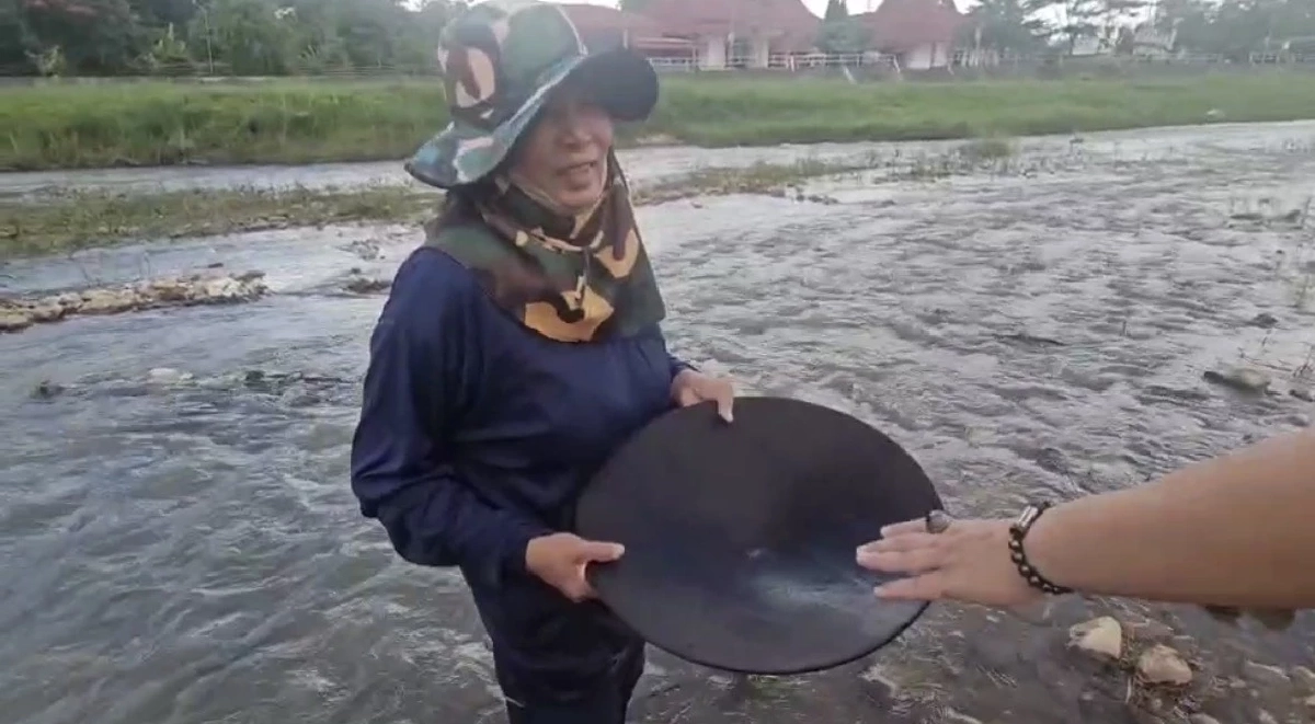 ชาวบ้านวังเหนือแห่ร่อน ‘เกล็ดทองคำ’ กลางแม่น้ำวัง ฟันรายได้เดือนละแสน