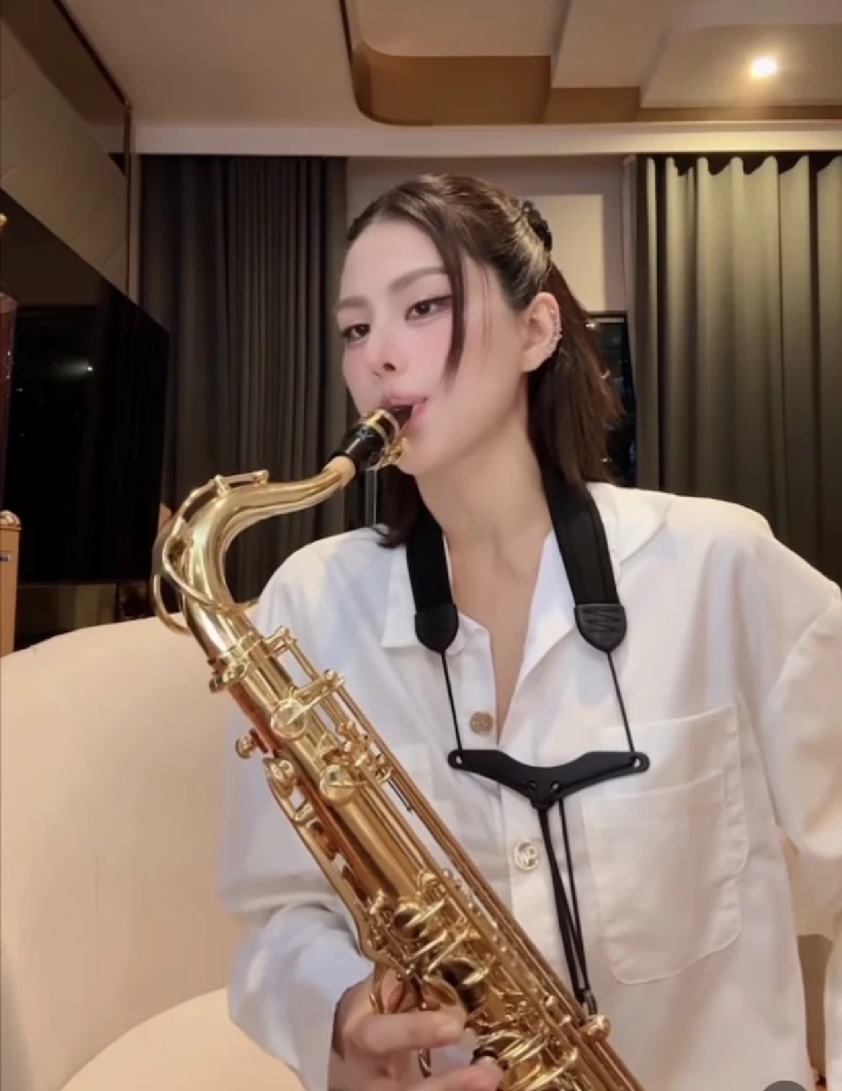 สวยครบเครื่อง  "หนิง ปัทมา" ความสามารถหลากหลาย ร้องเพลงก็เก่ง - เป่าแซกโซโฟนก็ดี