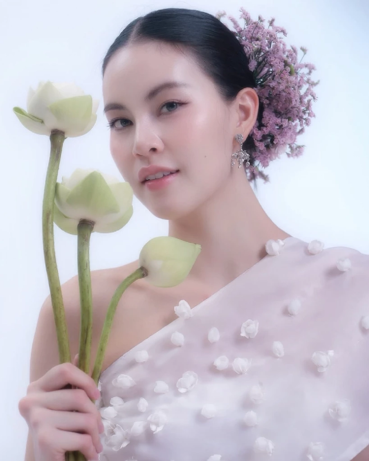 เปิดประวัติ ‘ณิชา พูลโภคะ’ จากนางงามผู้ก้าวข้ามคำบูลลี่ สู่ดาวรุ่งดวงใหม่