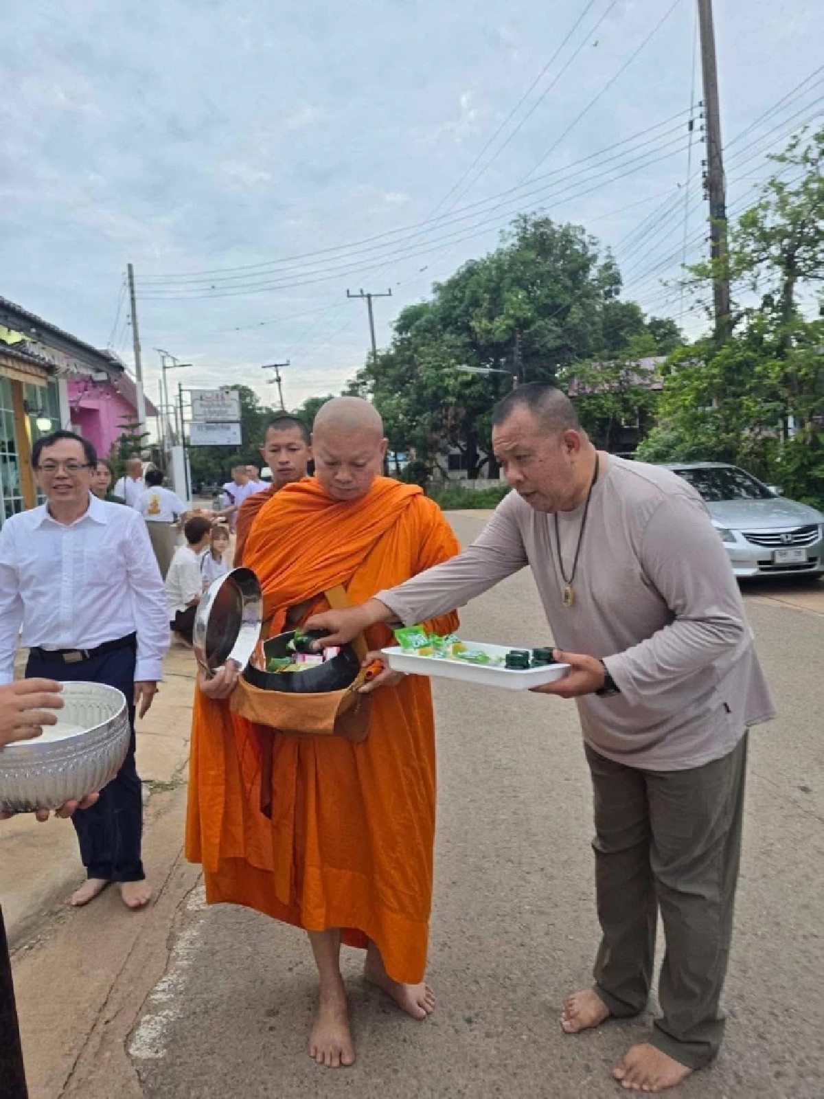 เปิดภาพ "พล.อ.บุญสิน" เข้าพิธีอุปสมบท ตั้งจิตศึกษาธรรม 1 พรรษา อุทิศกุศลให้ผู้สูญเสียเหตุไทย-เขมร