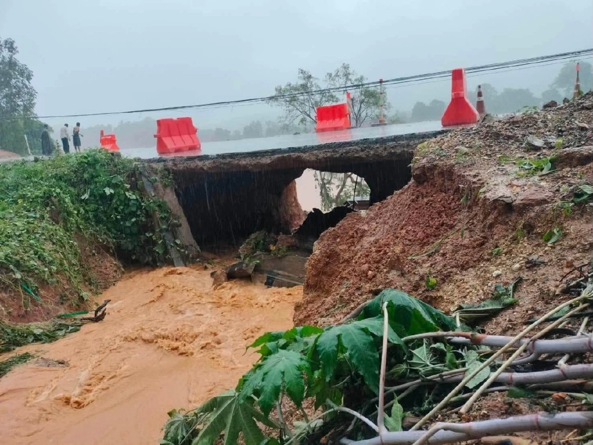 เชียงราย อัปเดตสถานการณ์ น้ำป่าหลาก กัดเซาะถนนเชียงของ-เชียงแสน