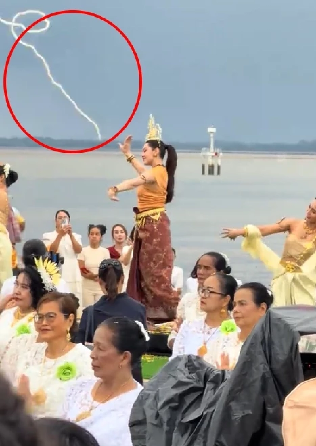 ส่องเลข "เบลล่า ราณี" รำบวงสรวง ปู่ภุชงค์นาคราช ฟ้าแลบกลางพิธี คอหวยไม่พลาด