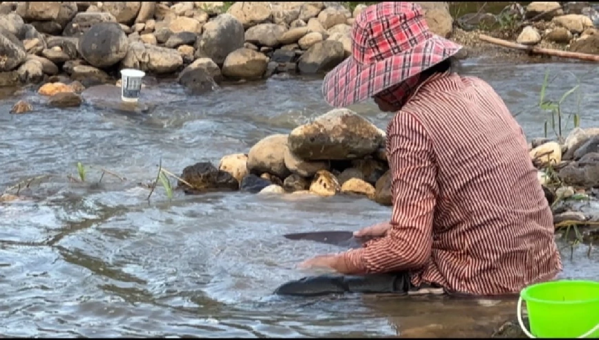 ชาวบ้านวังเหนือแห่ร่อน ‘เกล็ดทองคำ’ กลางแม่น้ำวัง ฟันรายได้เดือนละแสน