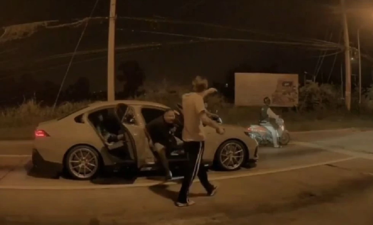 หนุ่มงงจอดติดไฟแดง จู๋ๆแก๊ง BMW หัวร้อนลงมารุมตืบ แจ้งความคดีไม่คืบ