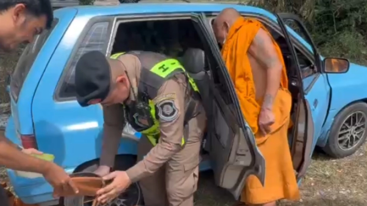 รวบคาด่าน! พระขับรถข้ามจังหวัด กลิ่นเหล้าคลุ้ง พบถุงยางอนามัย-แชตสยิว