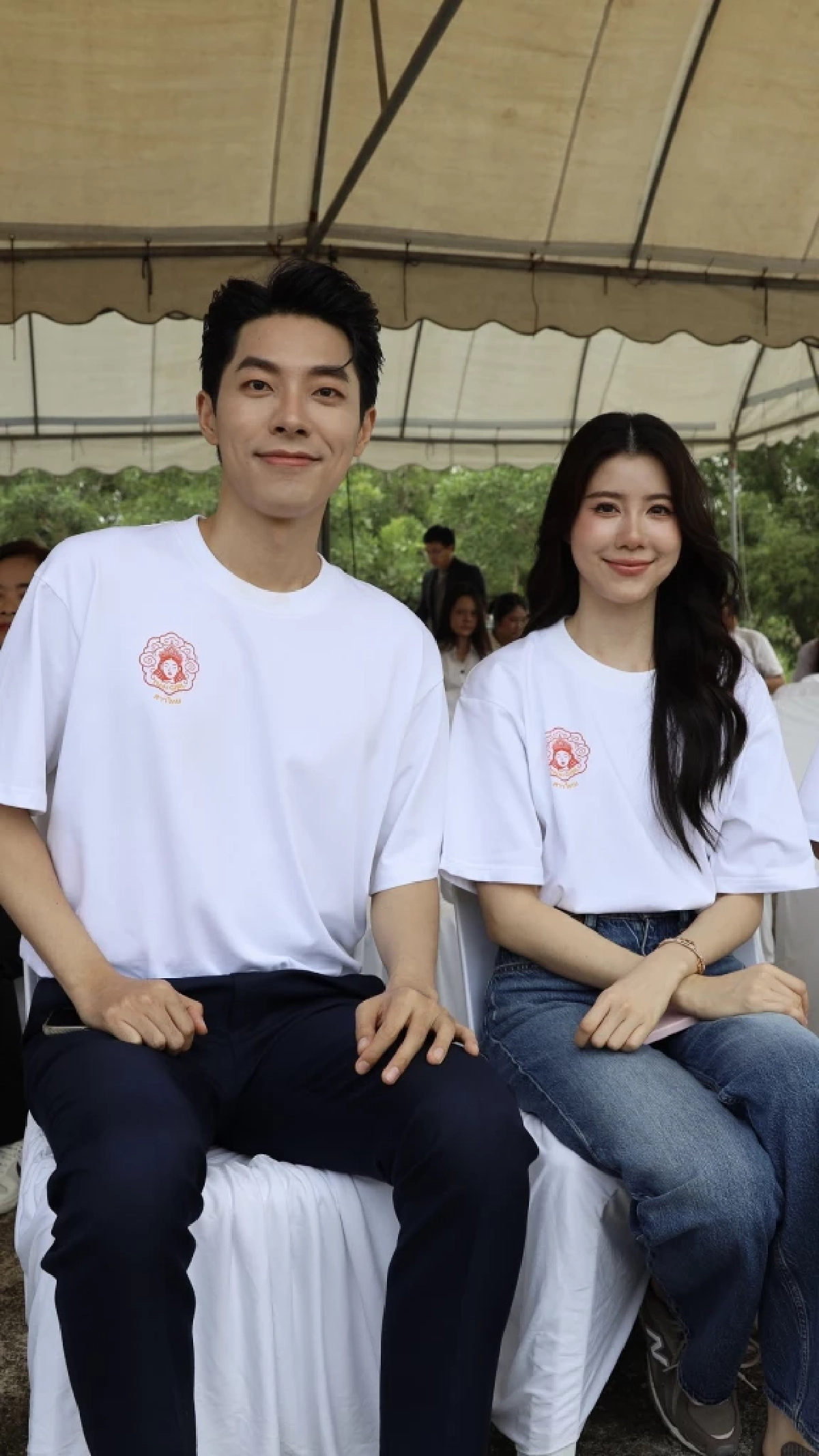 เรื่องย่อ "ล่ามสาวไทยกับหนุ่มจอมบงการ"  เอสเธอร์ ประกบ หวงจี้หยวน
