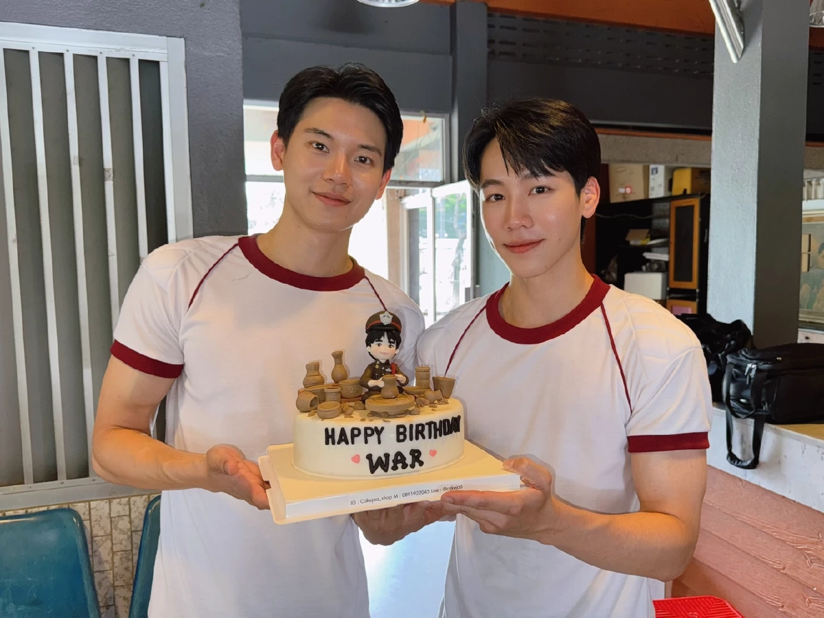 อบอุ่น! "วอร์ วนรัตน์" ฉลองวันเกิด 32 ปี กลางกองซีรีส์ "ที่รักสารวัตรเธียร์"