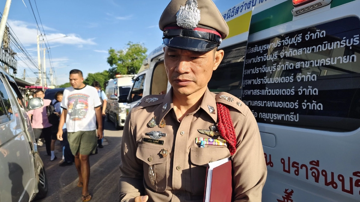 รถรับส่งนักเรียน พุ่งชนเสาไฟฟ้า บาดเจ็บระนาว คนขับอ้าง หักหลบ จยย.