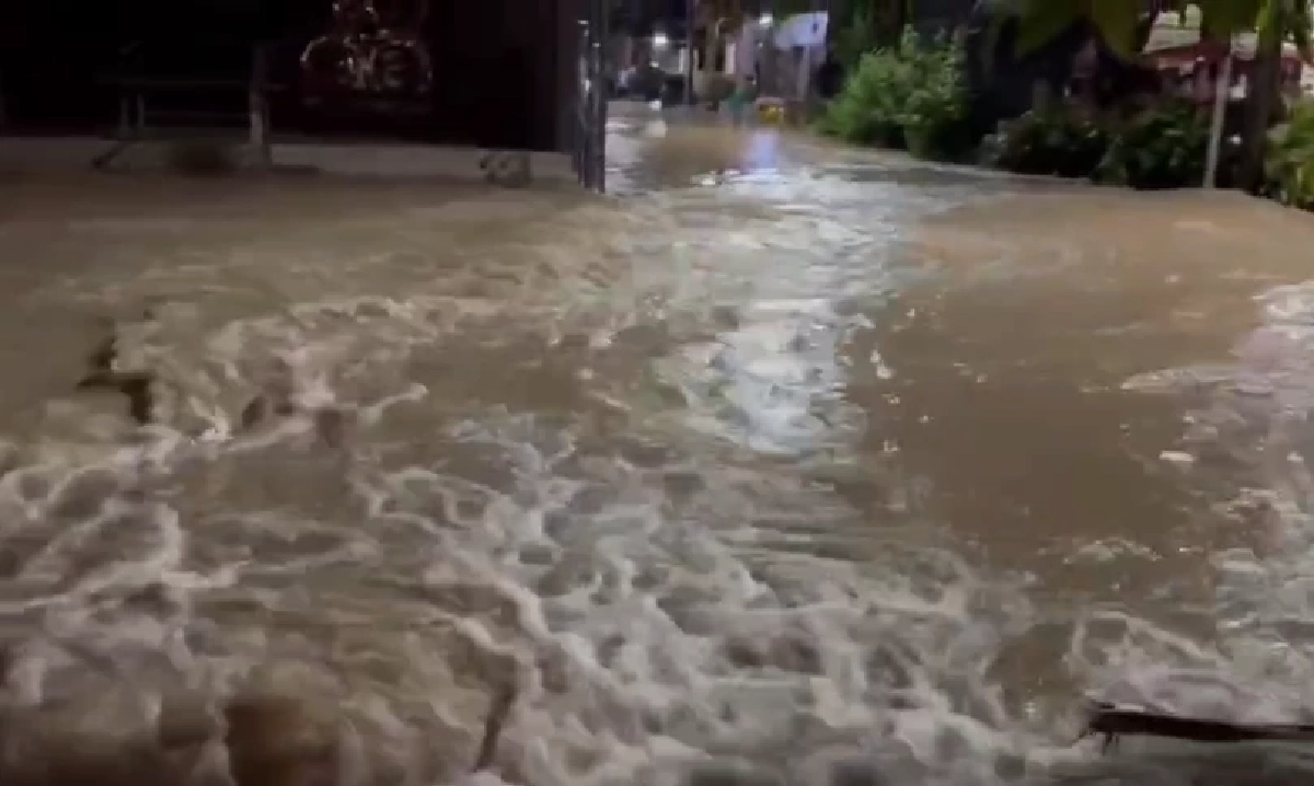 กระบี่ ฝนตกหนัก น้ำทะลักท่วม ชุมชนซอยสุขสวัสดิ์ กว่า 300 หลังคาเรือน
