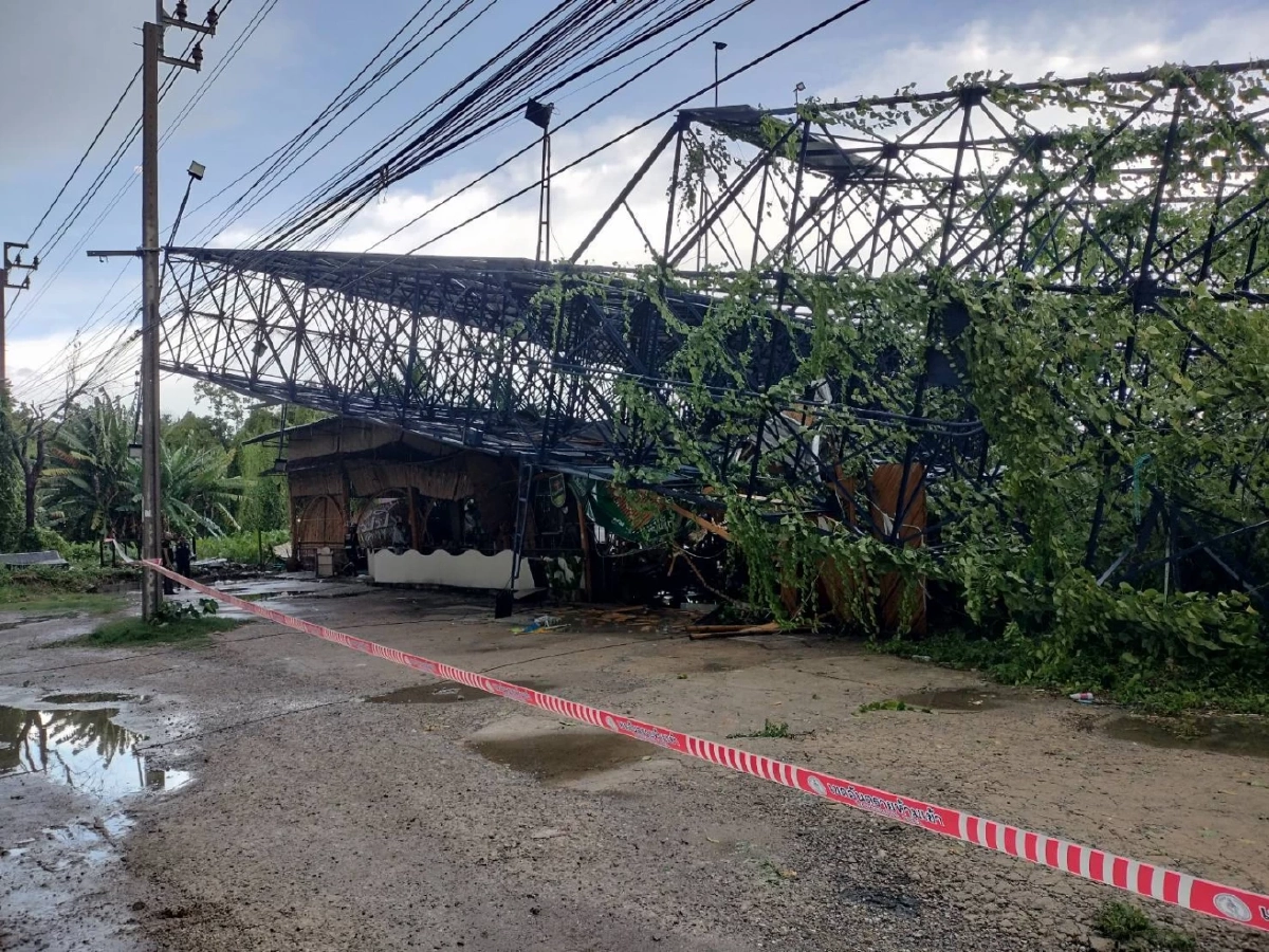 ระทึก! ฝนถล่มกรุง ลมกระโชกแรง ป้ายโฆษณา ล้มทับร้านอาหาร ย่านสุขสวัสดิ์