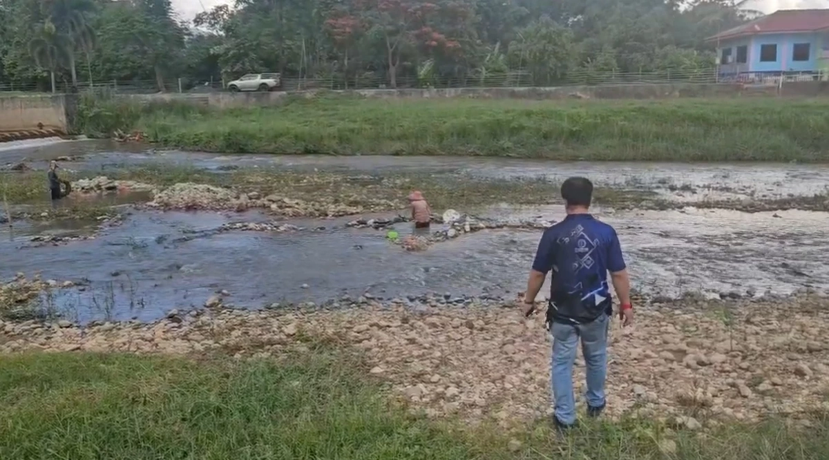 ชาวบ้านวังเหนือแห่ร่อน ‘เกล็ดทองคำ’ กลางแม่น้ำวัง ฟันรายได้เดือนละแสน