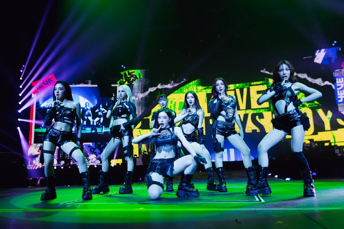 สมศักดิ์ศรี เกิร์ลกรุ๊ปแห่งยุค! พาส่องความสำเร็จ “4EVE UNCHAINED CONCERT”