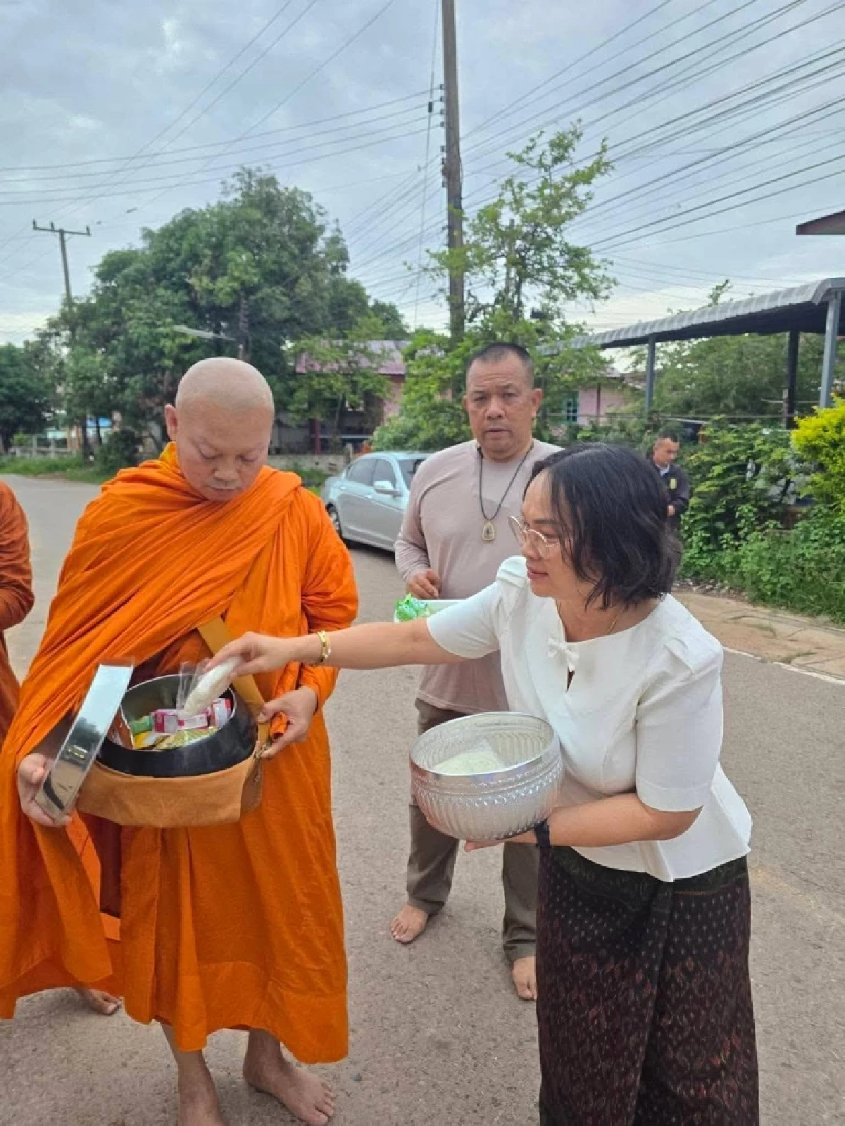 เปิดภาพ "พล.อ.บุญสิน" เข้าพิธีอุปสมบท ตั้งจิตศึกษาธรรม 1 พรรษา อุทิศกุศลให้ผู้สูญเสียเหตุไทย-เขมร