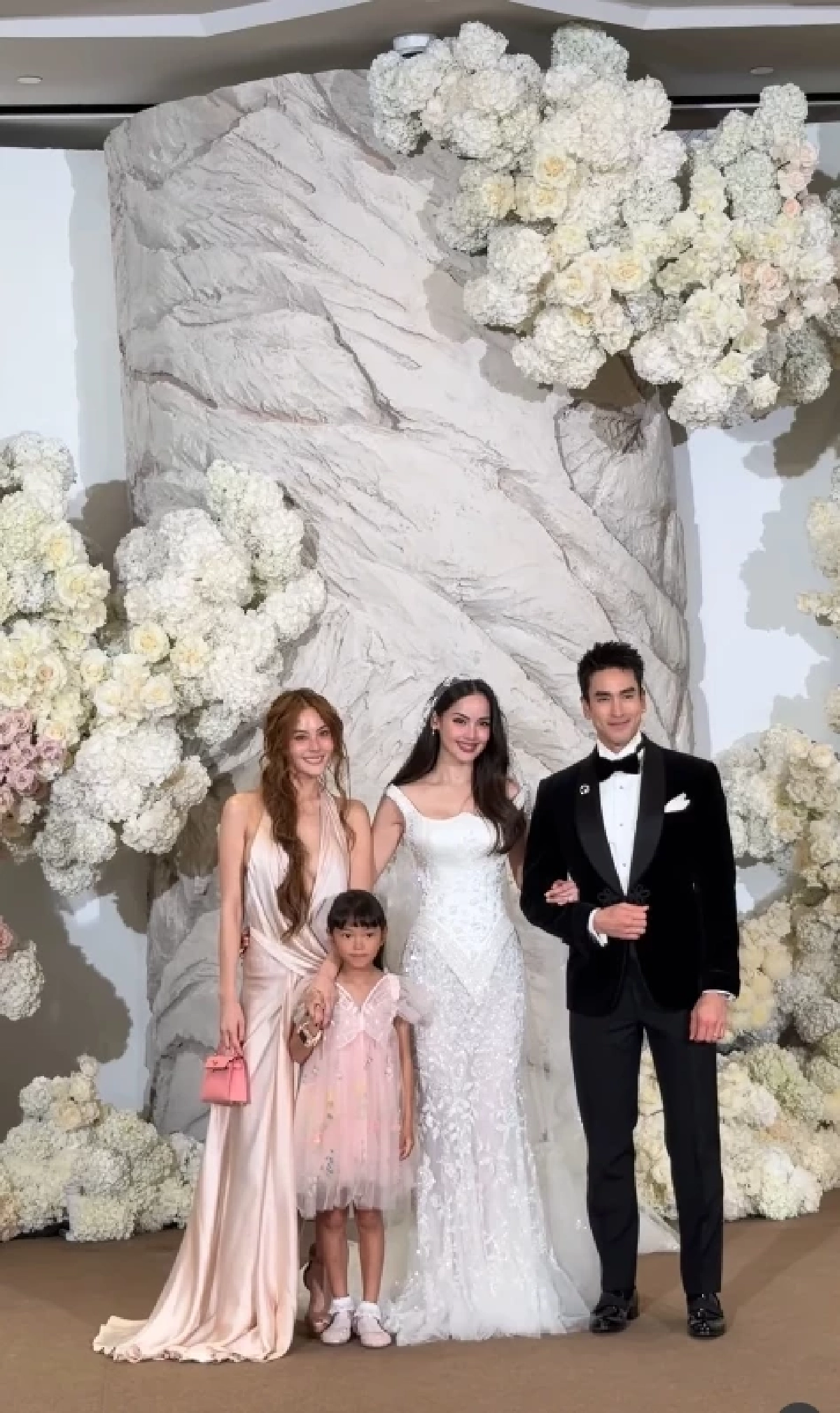 "ใหม่ รัชดา" คือใคร? "มดดำ" เล่าต้นเหตุ สาดน้ำใส่ "เจนี่" กลางงานแต่ง "ณเดชน์ - ญาญ่า"