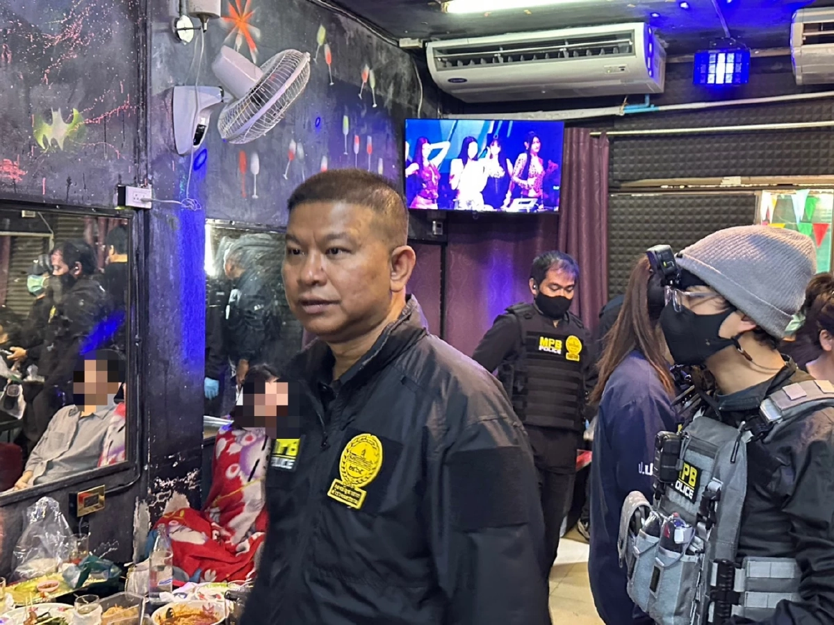 บุกทลาย 'ผับลับ' เปิดร้านเกมบังหน้า ใช้ผ้าใบอำพรางร้านเป็นแหล่งมั่วสุมยาครบวงจร