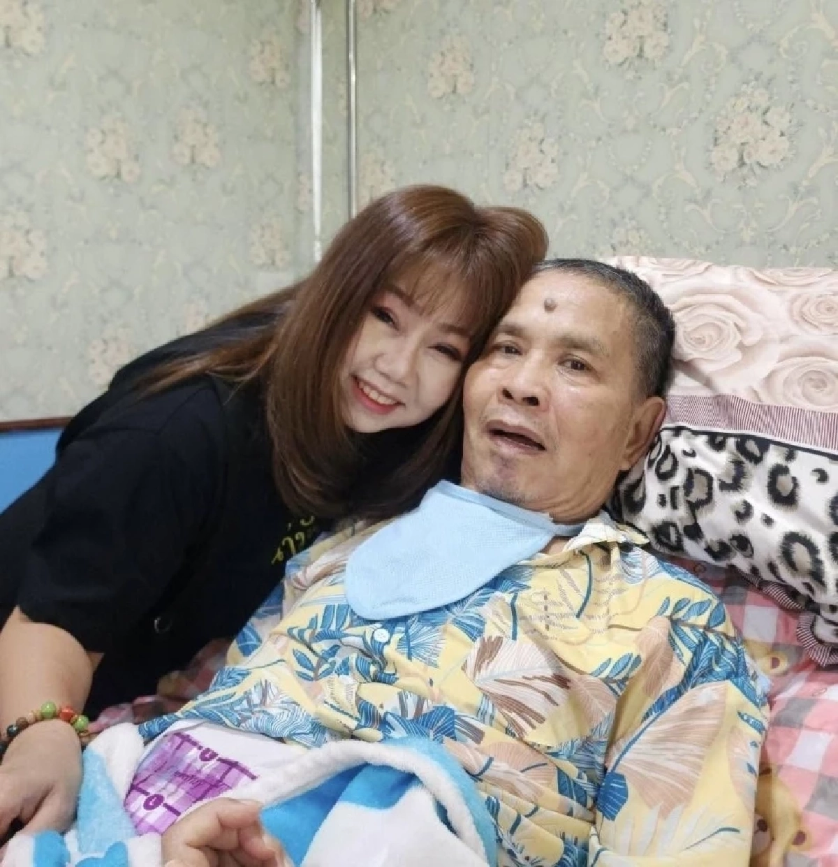 อัปเดตอาการป่วย  'เด๋อ ดอกสะเดา'  ใจสู้! ลุกเดินทำกายภาพ