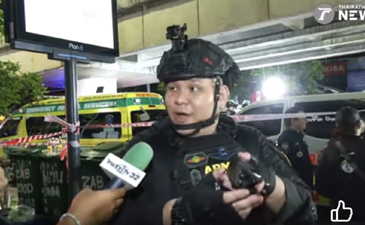 พี่เป็นใครเนี่ย.. เฉลย "ชายใส่ชุดทหาร" เหตุ "ไฟไหม้โรงเบียร์" ประกบนายกฯ "อนุทิน"