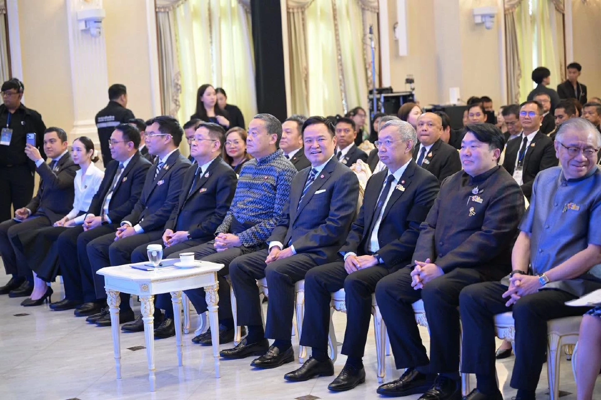 สุดชื่นมื่น! “หนู“ พา ”นิด” เยี่ยมห้องทำงานตึกไทยคู่ฟ้าในรอบ 2 ปี