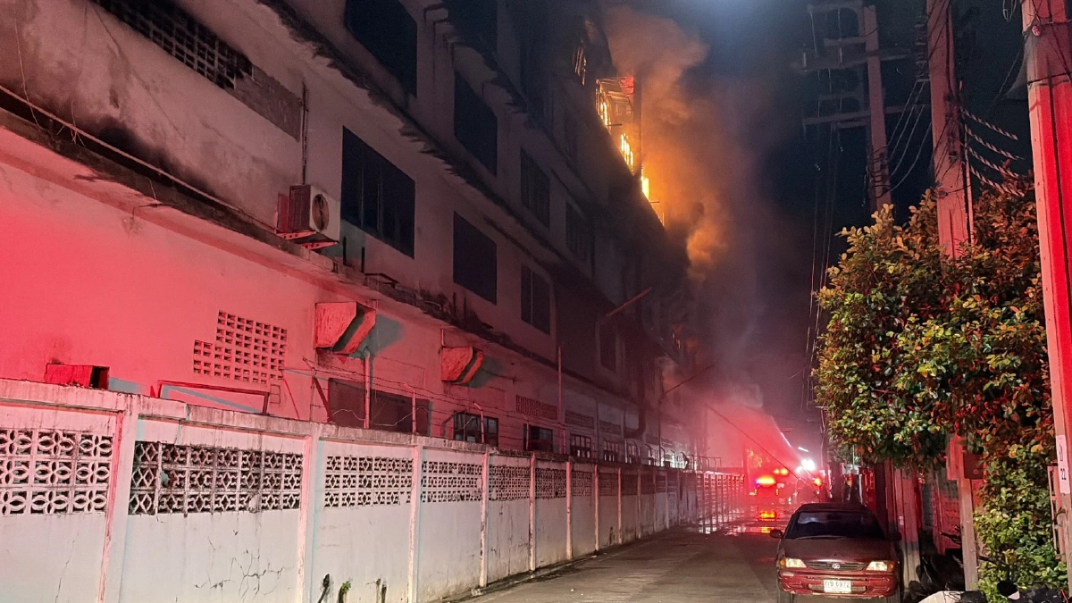 ไฟไหม้โรงงาน ผลิตใยสังเคราะห์ ย่านบางปู ลุกลามเป็นทะเลเพลิง