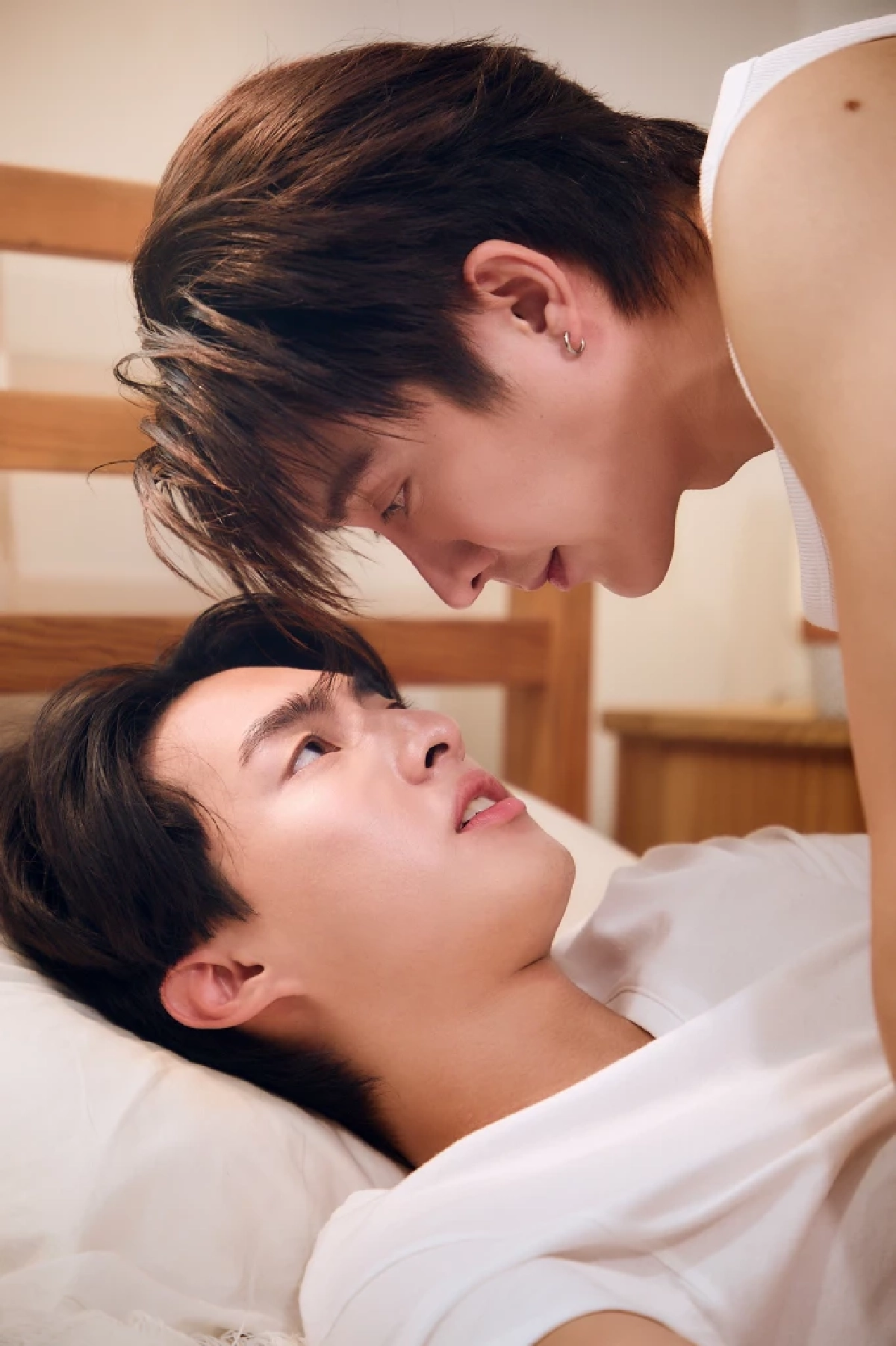 "บาส-หลงชาง" เสิร์ฟโมเมนต์หวาน! ส่งเพลงคู่ "ขอให้เป็นเธอ"