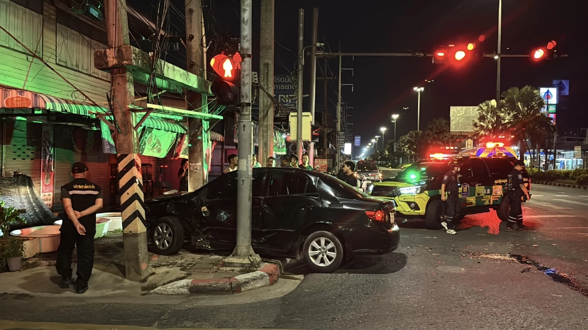 หนุ่มใหญ่ ซิ่งรถเก๋งฝ่าไฟแดง พุ่งชนแท็กซี่กลางสี่แยกสนั่น รถพังยับ