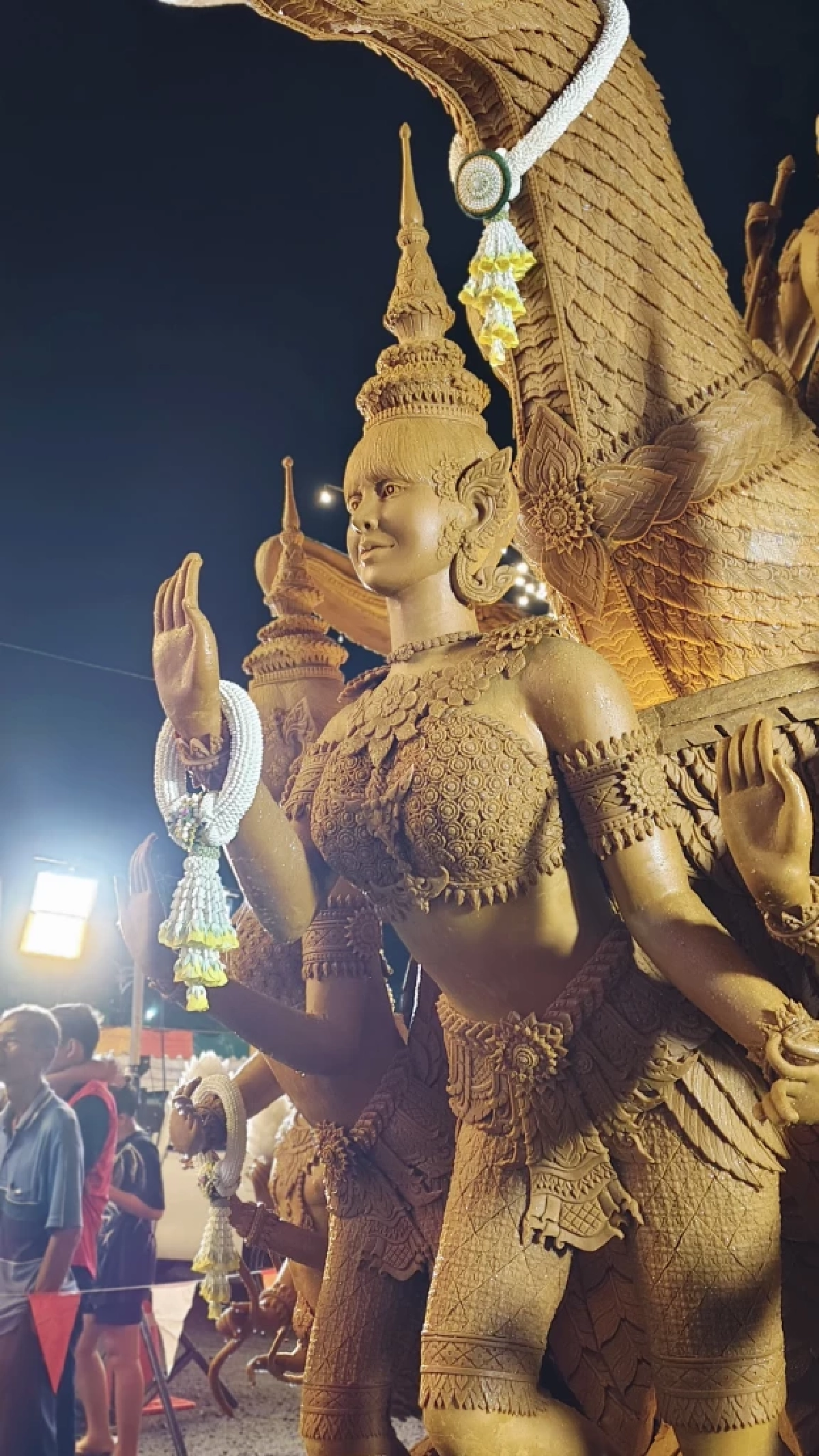 ฮือฮา ช่างเทียนปั้น "นายกอนุทิน" ล้อการเมือง โชว์สัญลักษณ์ ไทยช่วยไทยพลัส