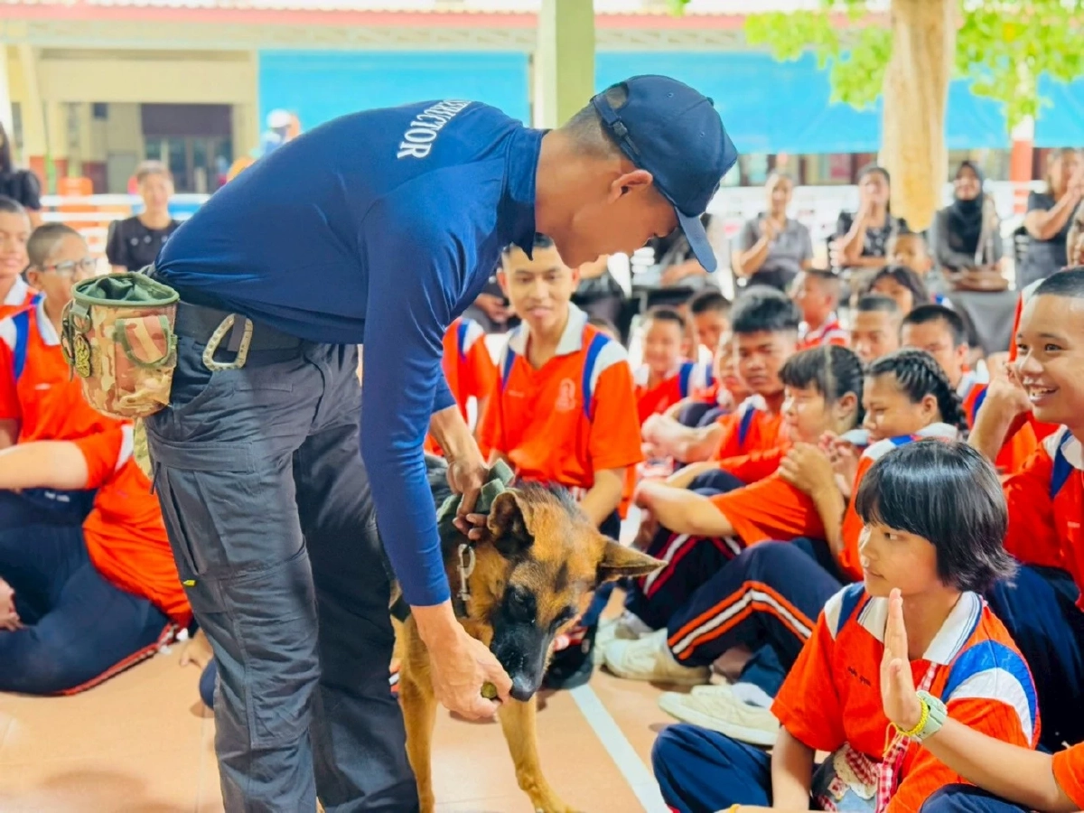 อีกหนึ่งภารกิจเพื่อประชาชน! สุนัข K-9 มอบความสุขให้เด็กพิเศษ ในกิจกรรม 'สุนัขบำบัด'