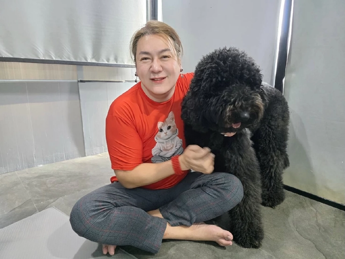 น่ารักเกินต้าน! "โก้ ธีรศักดิ์" ต้อนรับสมาชิกใหม่ แก๊งก้อนขน 5 ตัวรวด