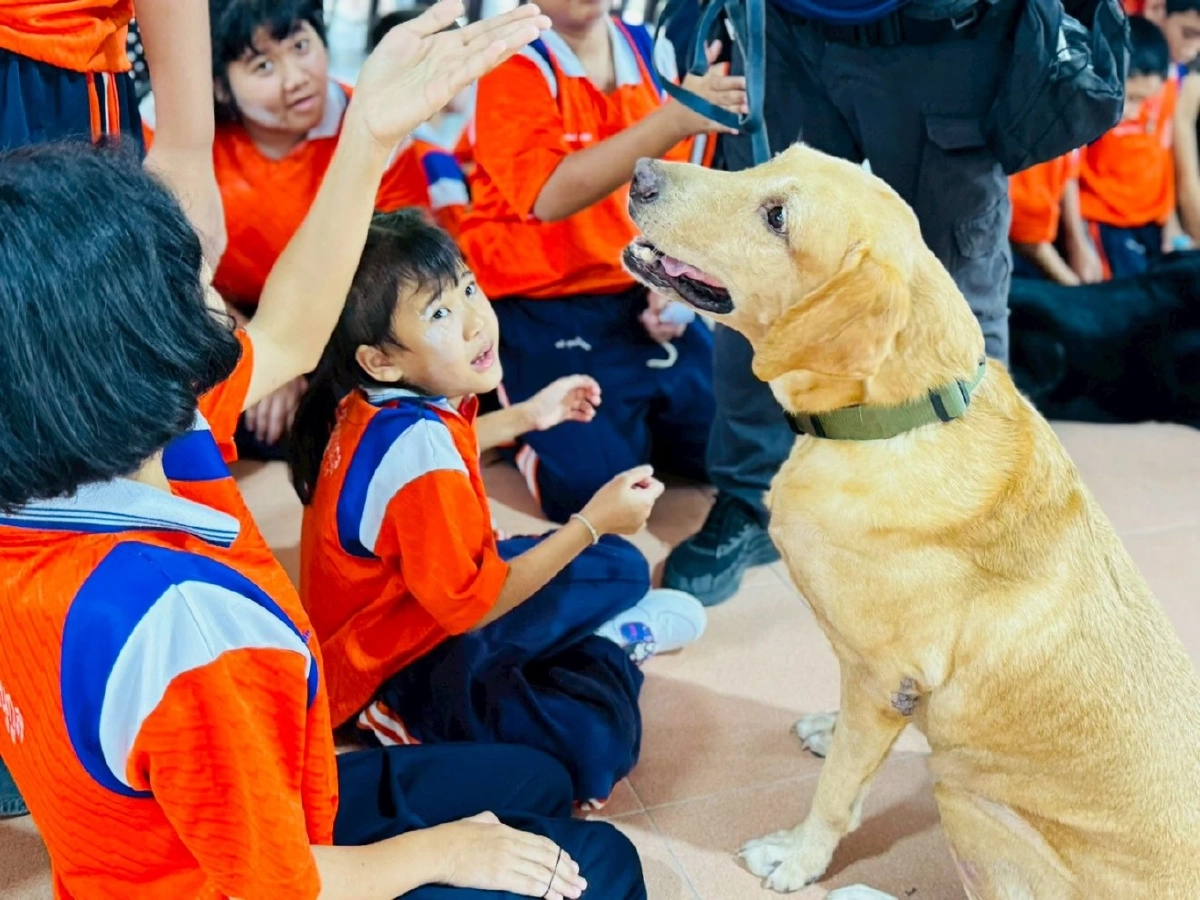 อีกหนึ่งภารกิจเพื่อประชาชน! สุนัข K-9 มอบความสุขให้เด็กพิเศษ ในกิจกรรม 'สุนัขบำบัด'