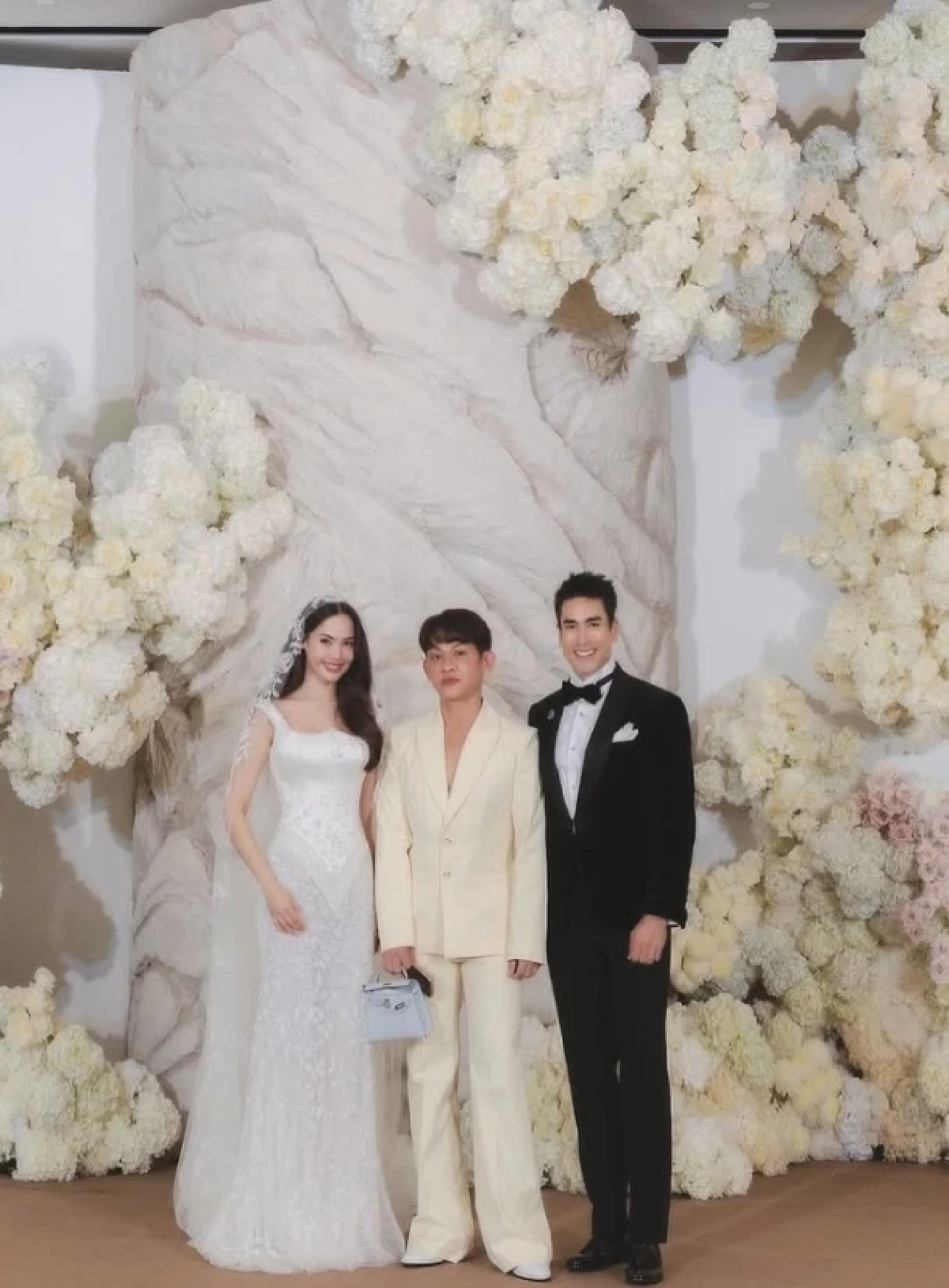 "ใหม่ รัชดา" คือใคร? "มดดำ" เล่าต้นเหตุ สาดน้ำใส่ "เจนี่" กลางงานแต่ง "ณเดชน์ - ญาญ่า"